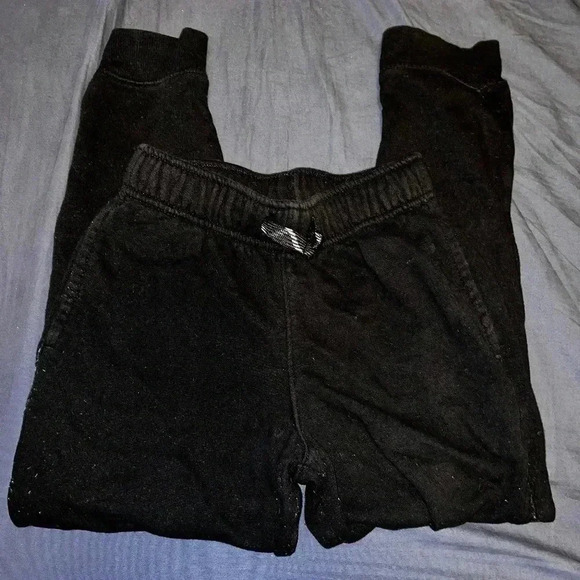 Boys size 6/7 cat and jack black joggers - Picture 1 of 2